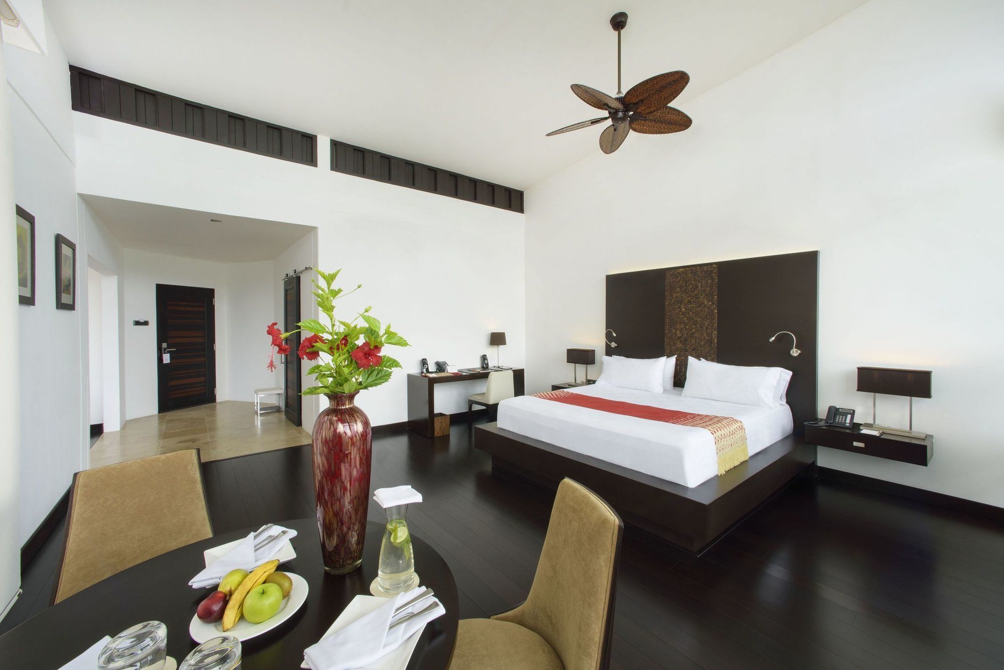 Pikaia Lodge Santa Cruz Island Dış mekan fotoğraf