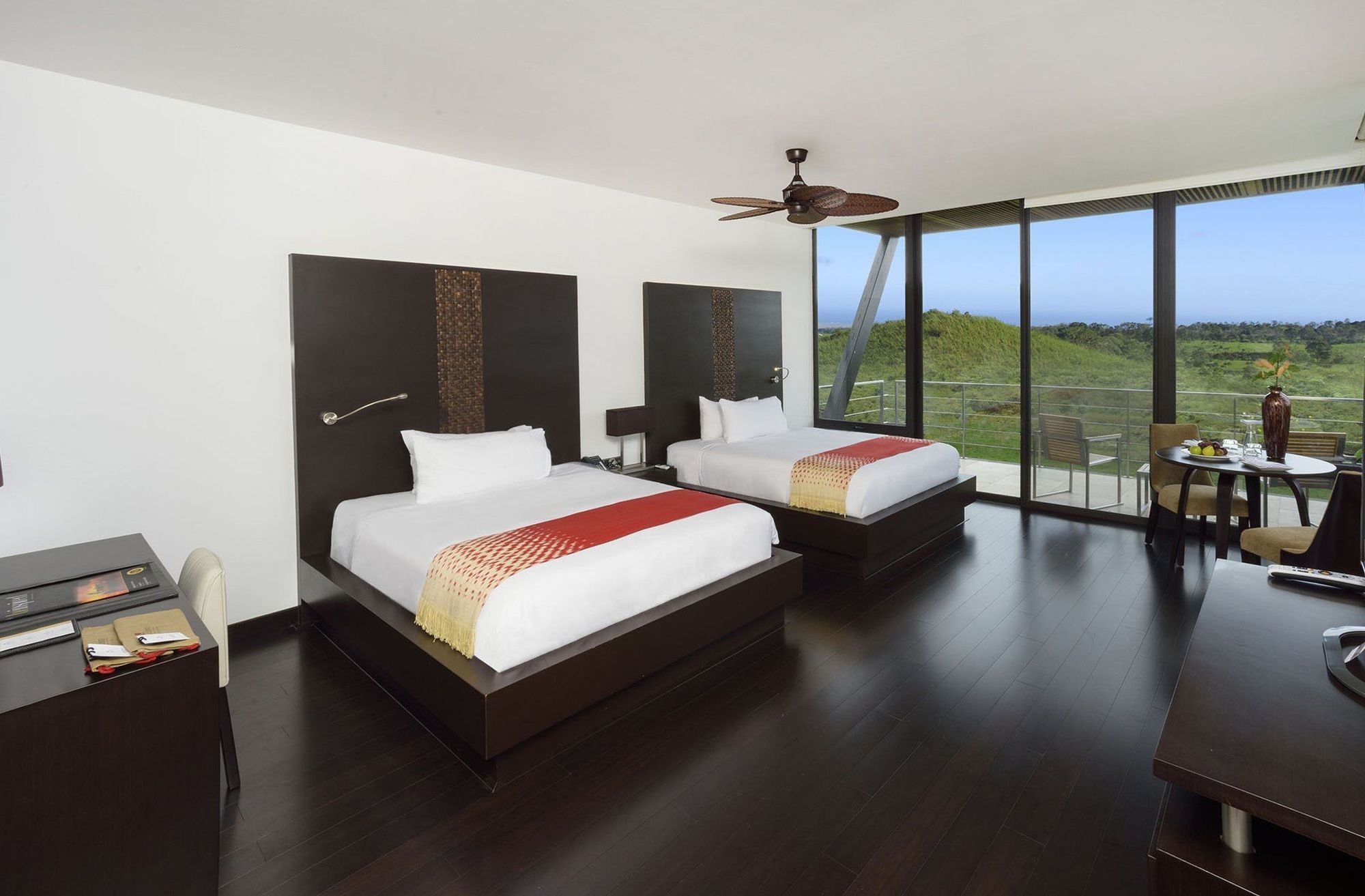 Pikaia Lodge Santa Cruz Island Dış mekan fotoğraf